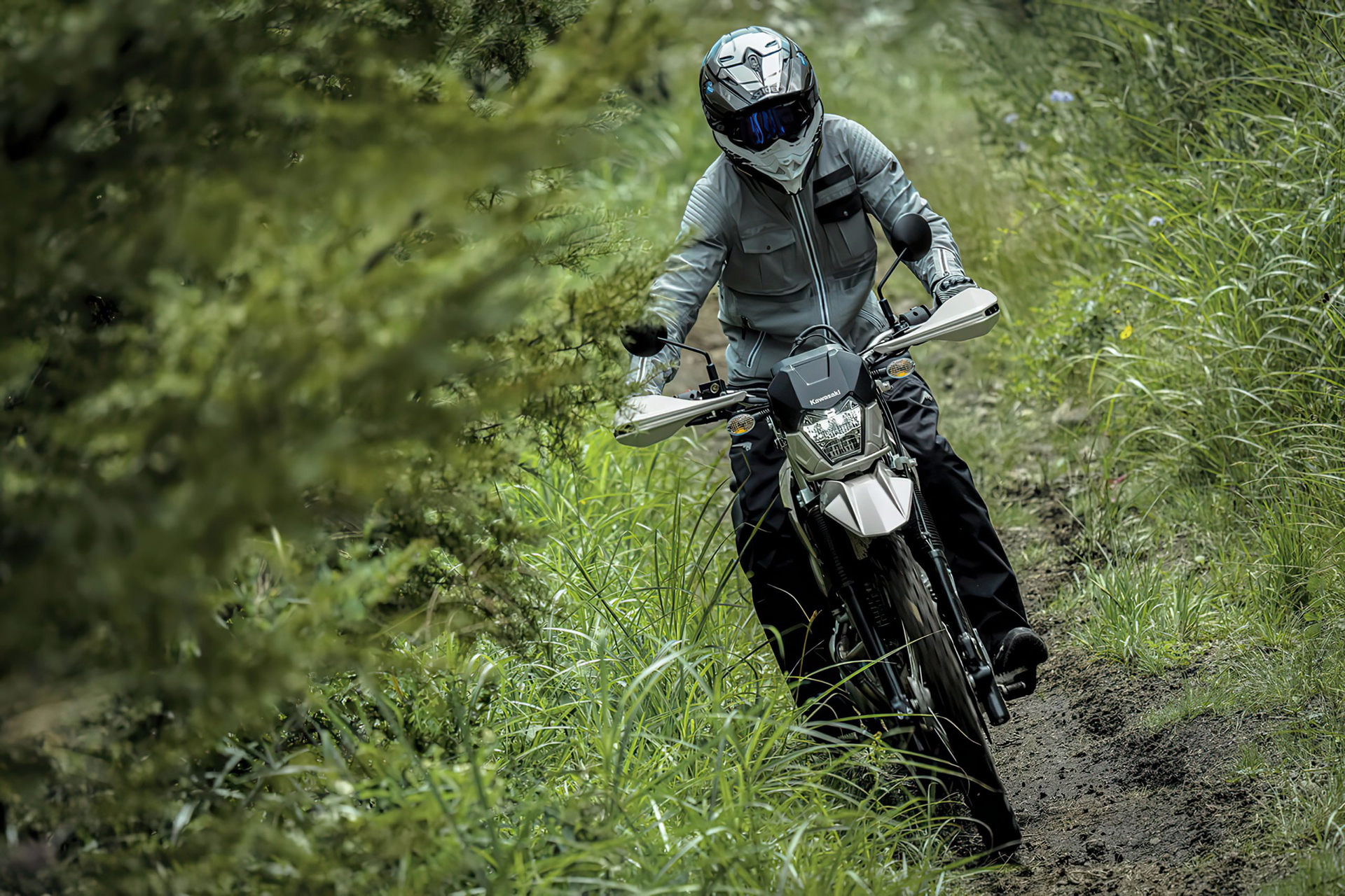 Esta Kawasaki de enduro es robusta, sencilla y aventurera, ideal para el off-road.
