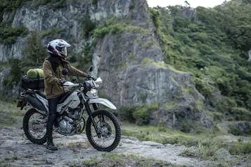 Kawasaki KLX230 Sherpa, ideal para aventuras off-road gracias a su diseño resistente.