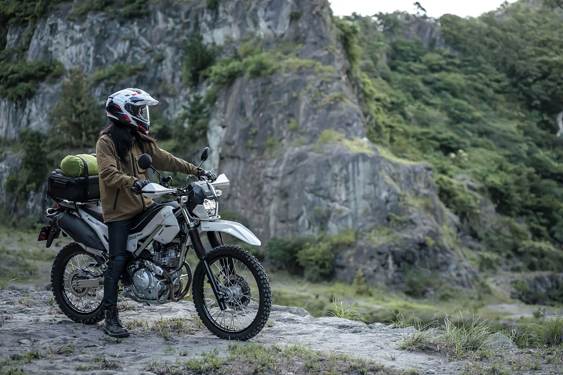 Kawasaki KLX230 Sherpa, ideal para aventuras off-road gracias a su diseño resistente.