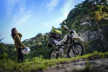 Esta Kawasaki de enduro es ideal para aventuras off-road, robusta y accesible.