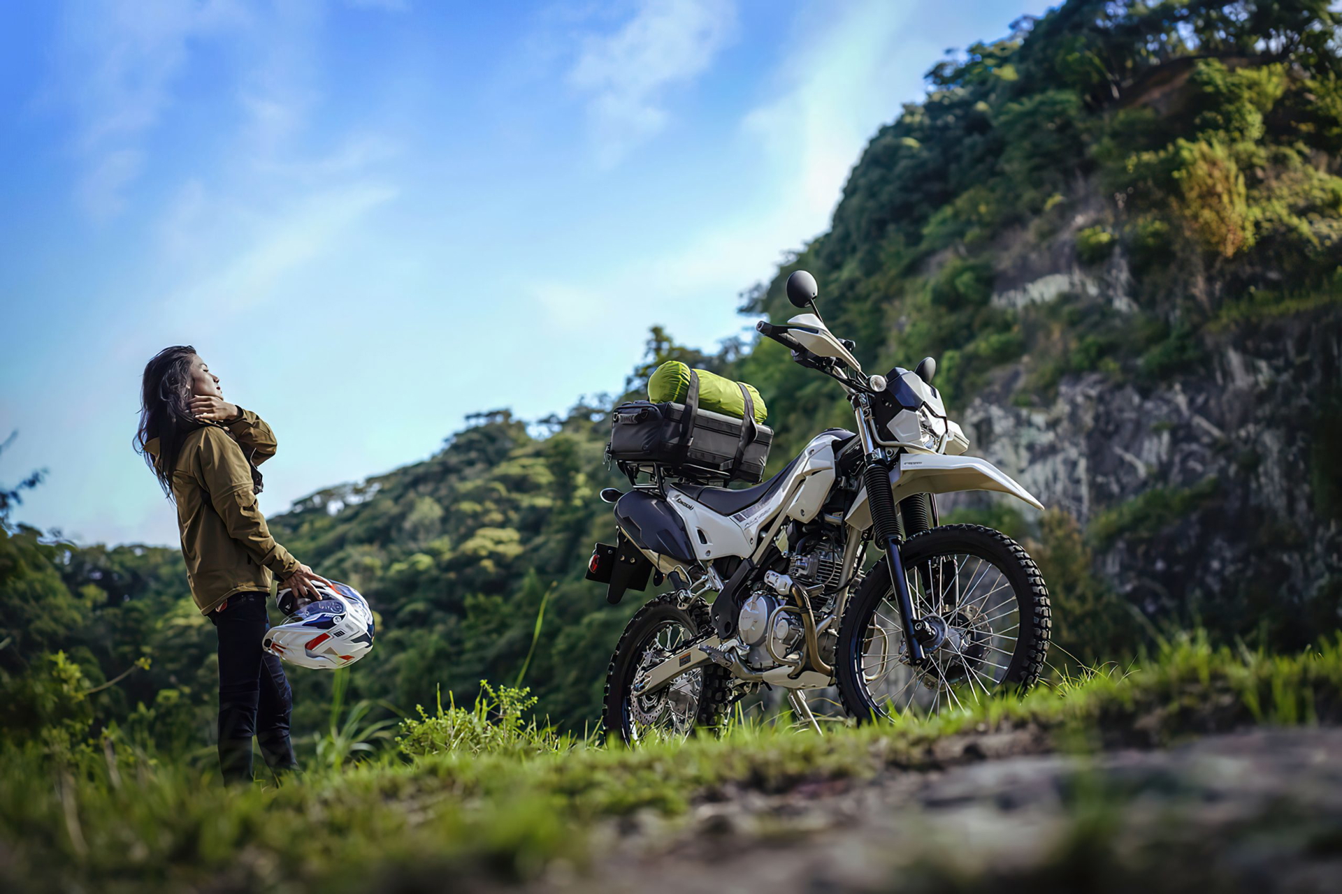 Esta Kawasaki de enduro es ideal para aventuras off-road, robusta y accesible.