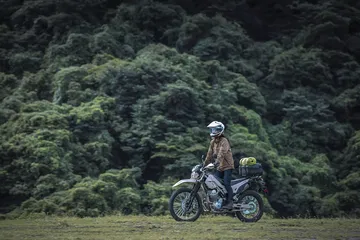 La Kawasaki KLX230 Sherpa es perfecta para aventuras off-road con su estética robusta.