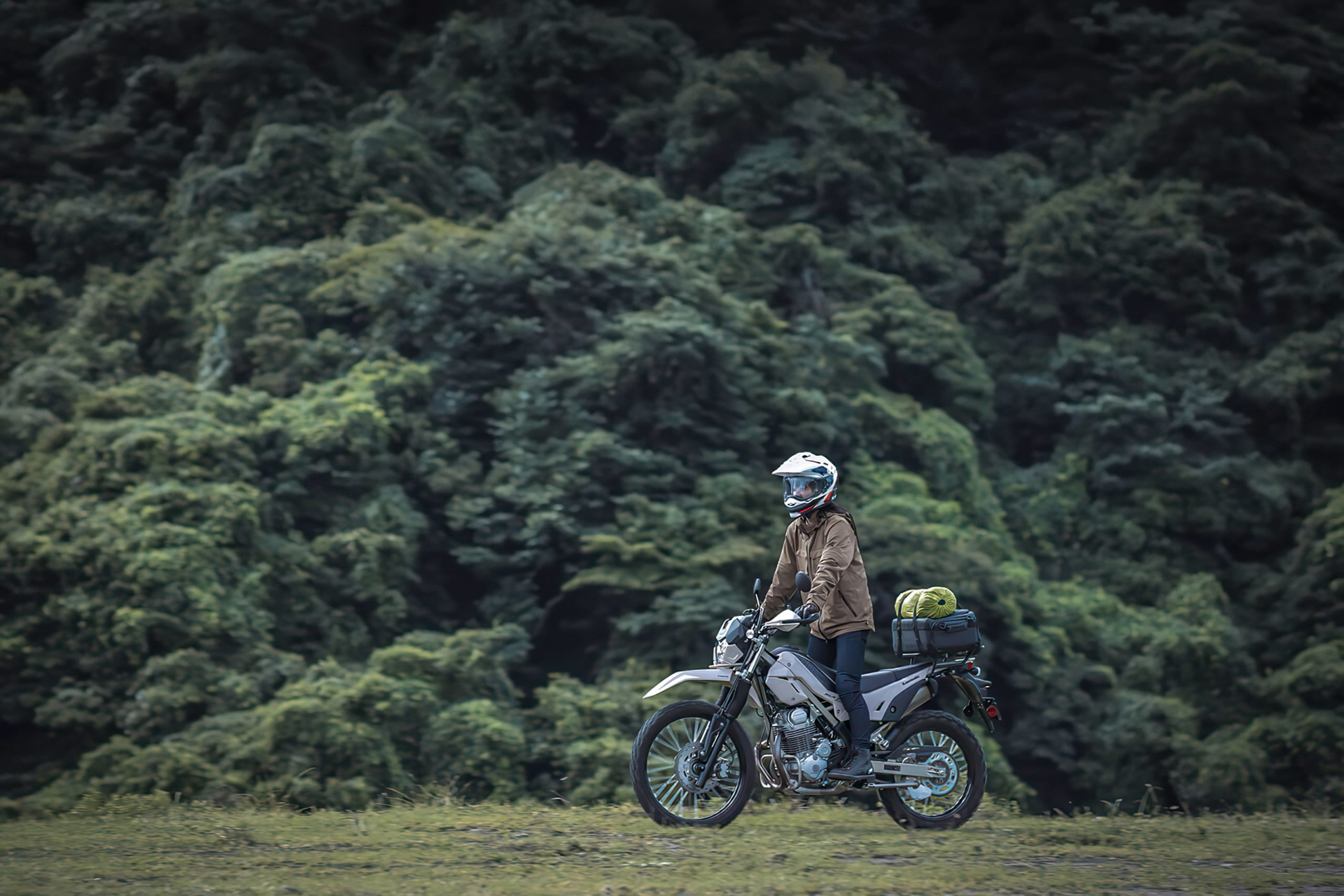 La Kawasaki KLX230 Sherpa es perfecta para aventuras off-road con su estética robusta.