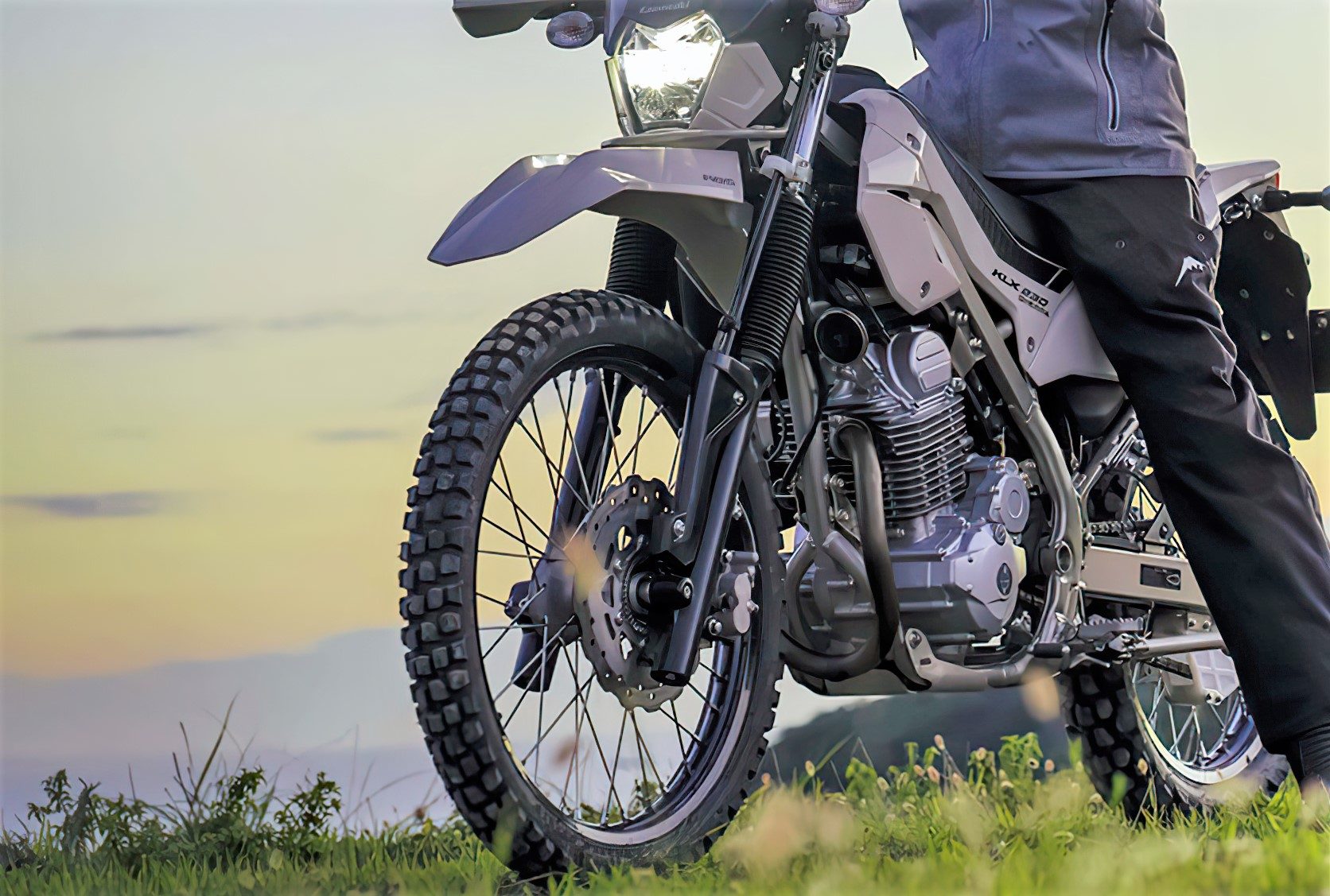 Esta Kawasaki de enduro es una roca todoterreno, sencilla y aventurera, ideal para la aventura
