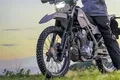 Esta Kawasaki de enduro es una roca todoterreno, sencilla y aventurera, ideal para la aventura