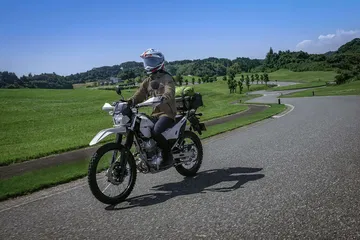 Esta Kawasaki de enduro es una roca todoterreno, sencilla y aventurera.