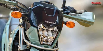 La Kawasaki KLX230 ofrece una estética robusta y funcional para aventuras off-road.