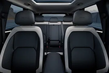 Viste un interior moderno y espacioso, ideal para viajes con estilo.
