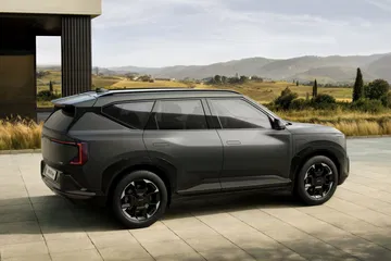 Vista lateral y trasera del Kia EV5 GT-Line, destacando su diseño robusto y moderno.