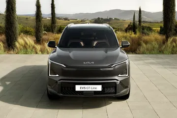 El nuevo Kia EV5 GT-Line destaca por su diseño moderno y aerodinámico.