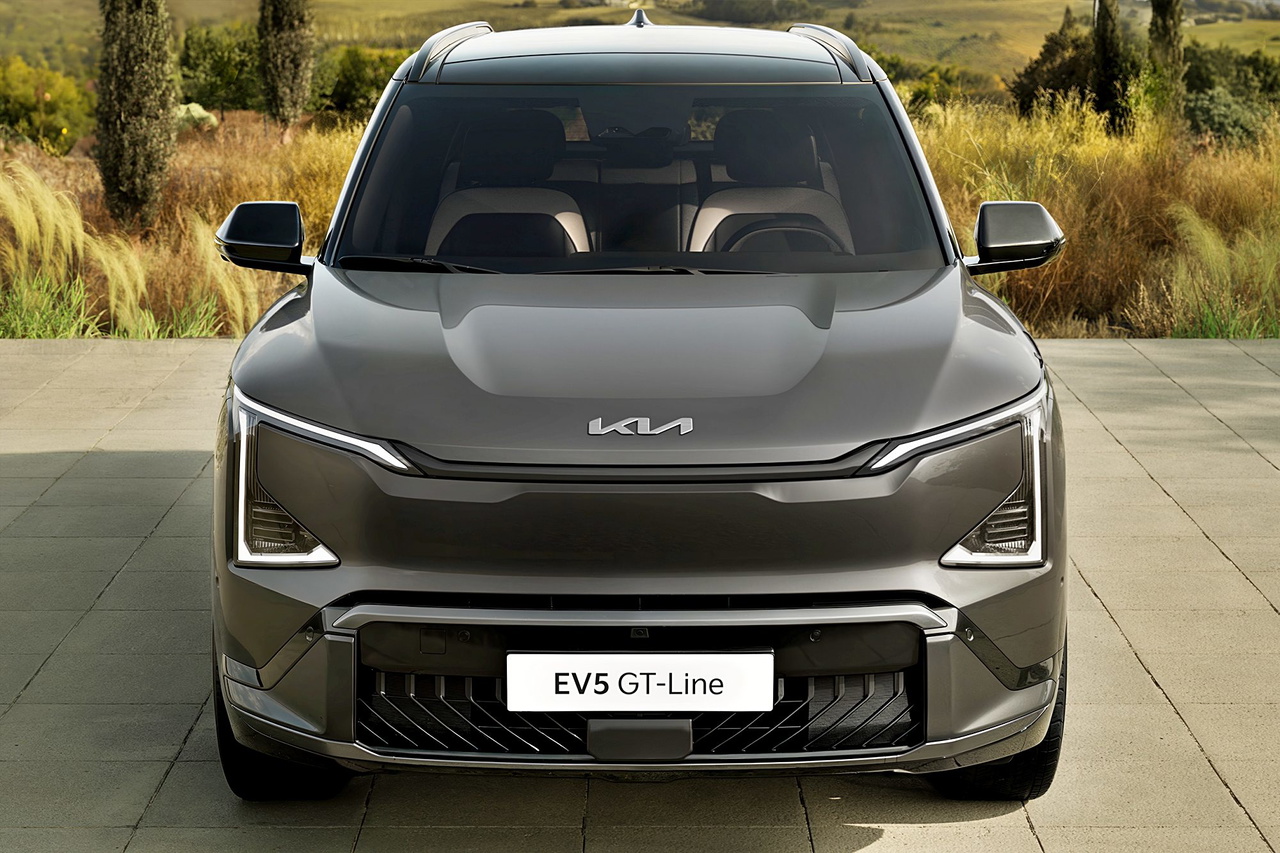 Vista frontal del Kia EV5 GT-Line, mostrando su diseño moderno y aerodinámico.