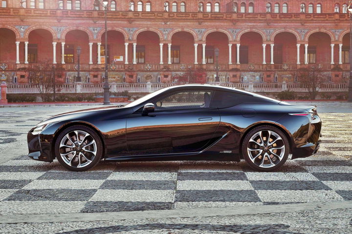 toyota lc 500 hibrido vista lateral en entorno urbano