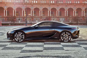 toyota lc 500 hibrido vista lateral en entorno urbano