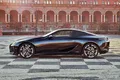 toyota lc 500 hibrido vista lateral en entorno urbano