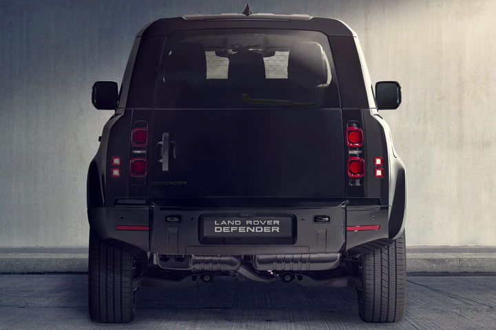 Vista trasera del Land Rover Defender Edition 53, destacando su diseño robusto y urbano.