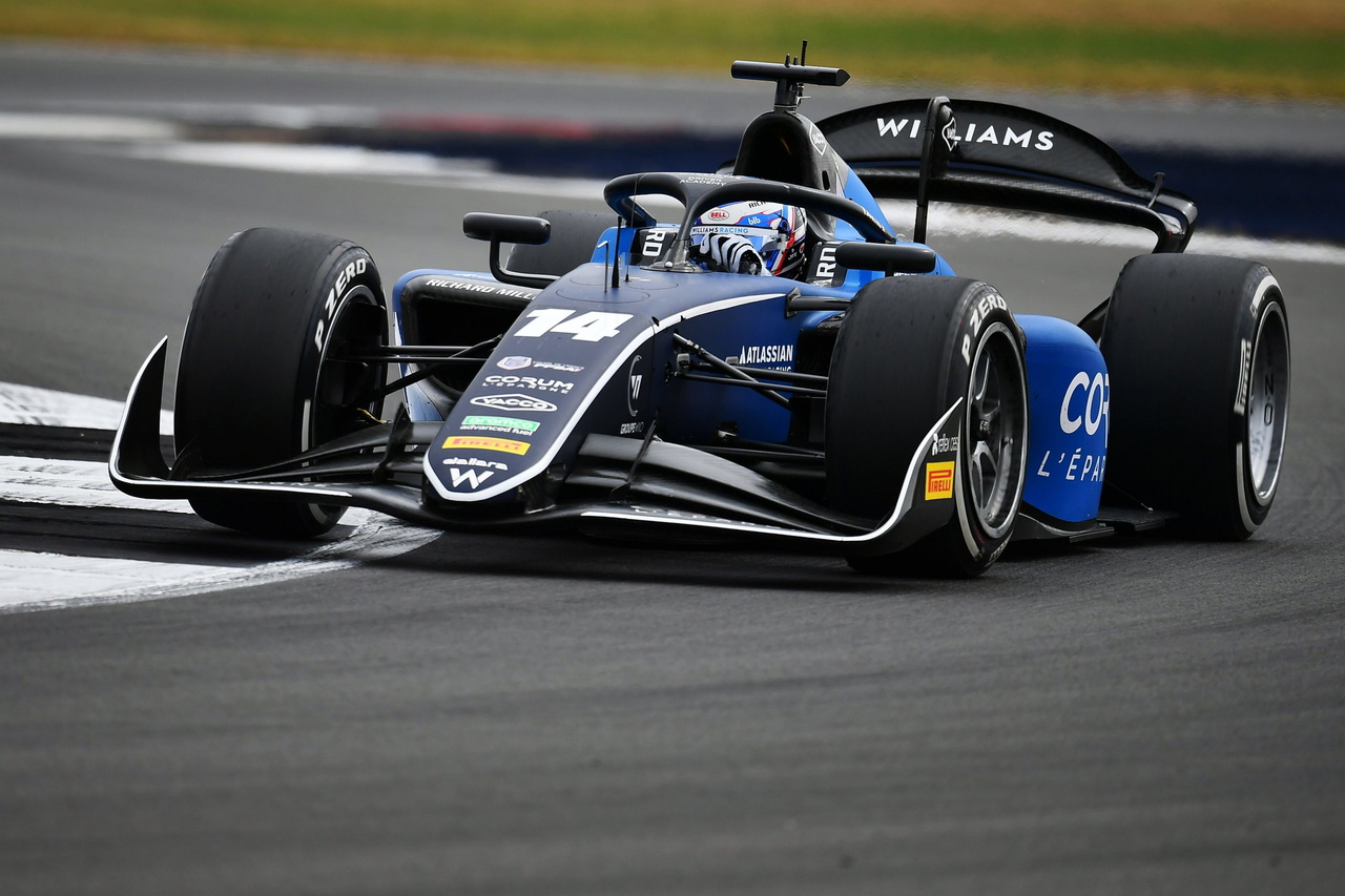 Jak Crawford al volante de su Williams en Silverstone, demostrando pura velocidad.