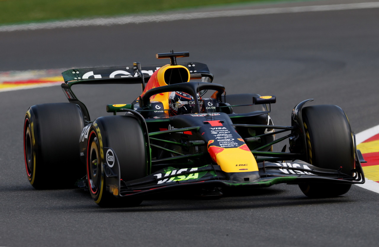 Max Verstappen celebra su victoria en la carrera sprint en Spa.