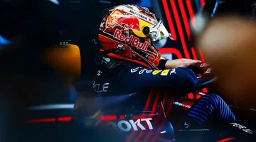 Max Verstappen al volante en un evento de Red Bull, demostrando su dominio.