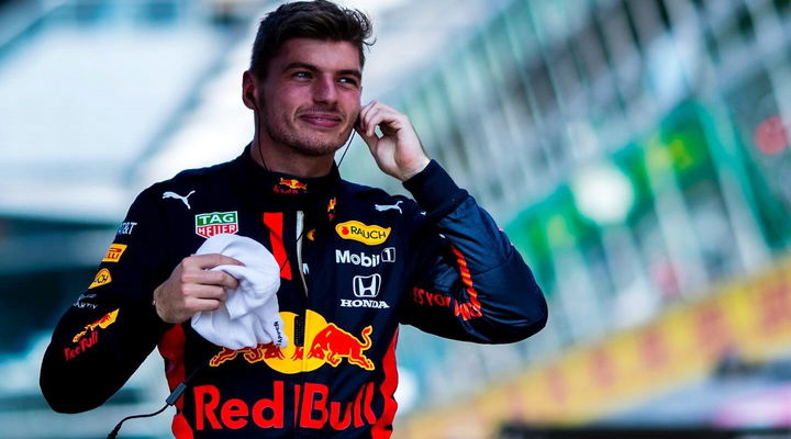 Max Verstappen preparándose para la carrera con su equipo de Red Bull Racing.