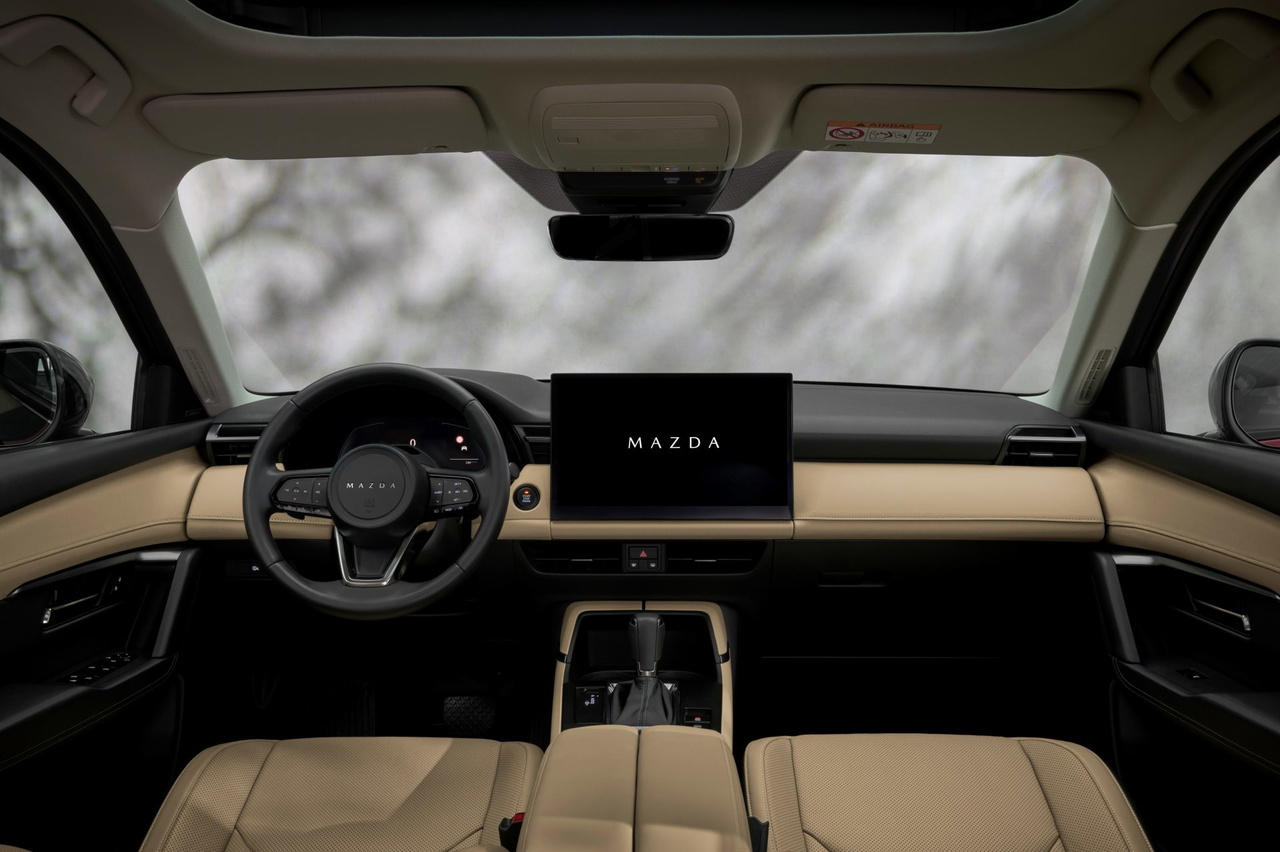 Vista interior del Mazda CX-5 2026, destacando su diseño moderno y tecnológico.