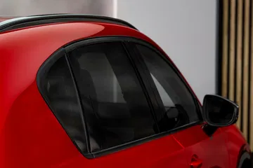 Vista lateral trasera del Mazda CX-5 2026, mostrando un diseño moderno y atractivo. Vista lateral trasera del Mazda CX-5 2026, mostrando un diseño moderno y atractivo.