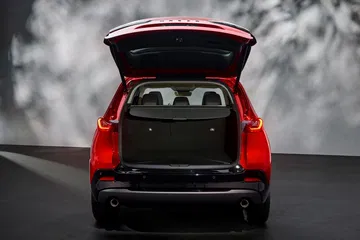 Vista del maletero del Mazda CX-5 2026, con amplio espacio de carga.