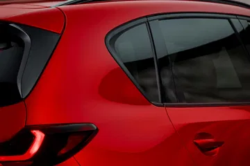 Vista trasera y lateral del Mazda CX-5 2026, resaltando su diseño estilizado. Vista trasera y lateral del Mazda CX-5 2026, resaltando su diseño estilizado.