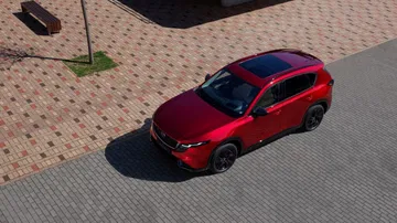 Vista exterior del Mazda CX-5 2026, un SUV h&iacute;brido atractivo y moderno.