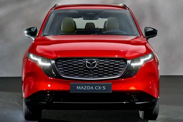 El nuevo Mazda CX-5 se presenta con un diseño frontal elegante y moderno.