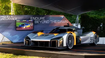 McLaren presenta su nuevo hypercar en un evento exclusivo.