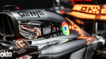 McLaren presenta su acabado en cromo para Silverstone, combinando historia y modernidad.