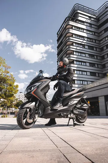 Es una opción de scooter con refrigeración líquida ideal para la ciudad.