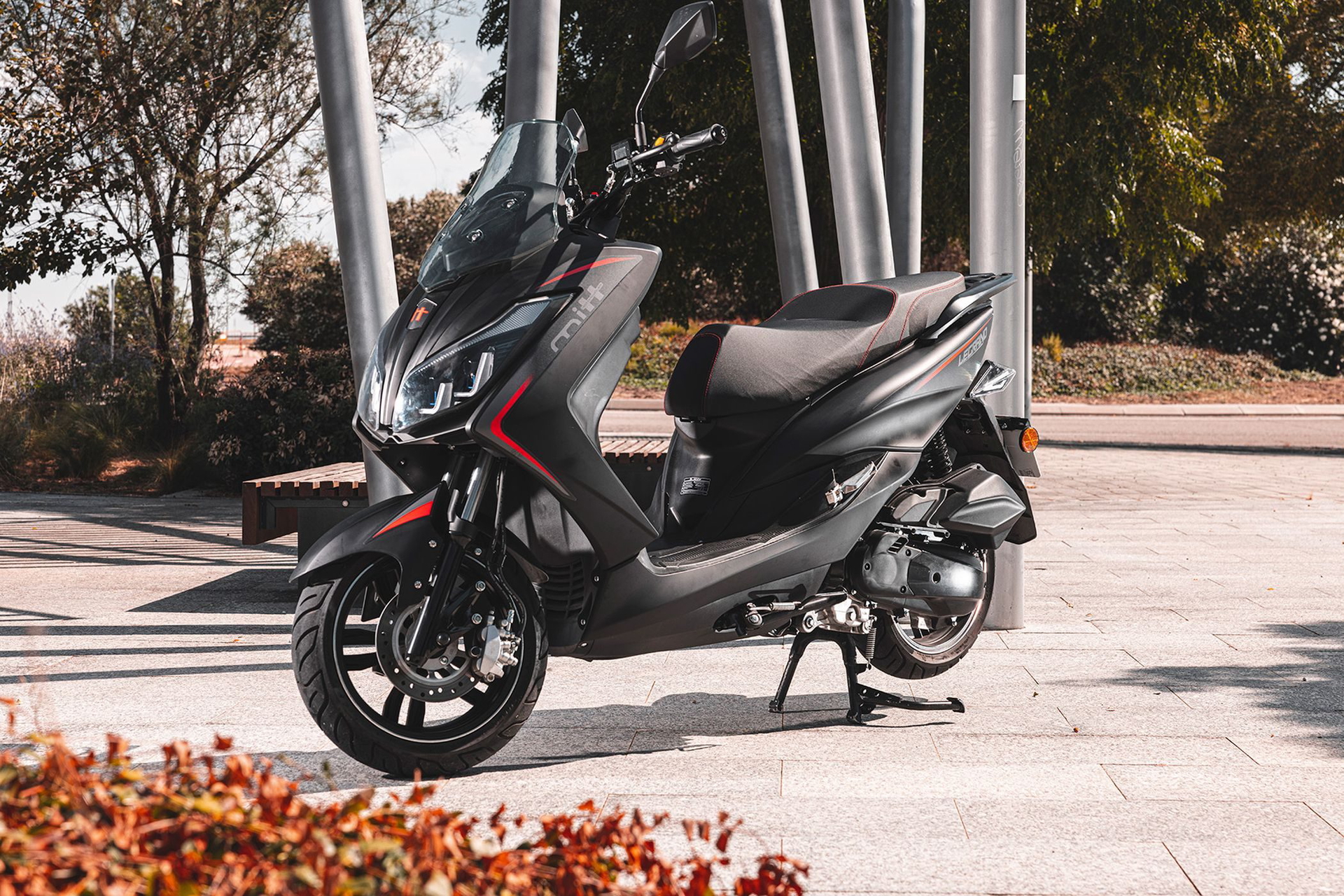 Es una scooter con diseño moderno y refrigeración líquida, ideal para la ciudad.