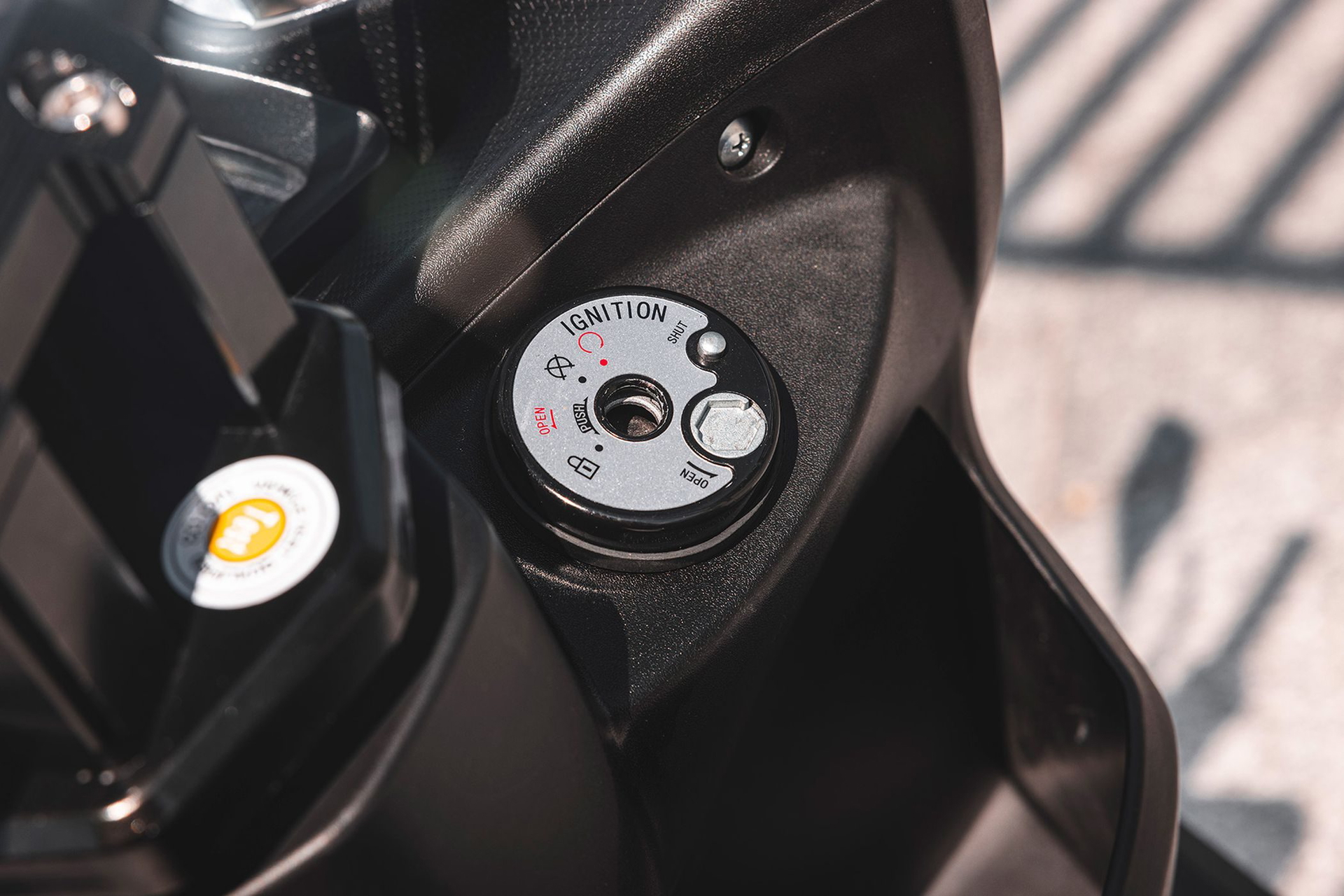 Detalle del encendido en el scooter, con un diseño intuitivo y funcional.