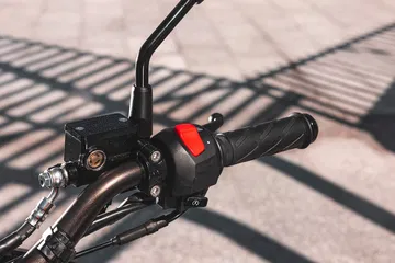 Vista del manillar con comandos ergonómicos y diseño funcional.