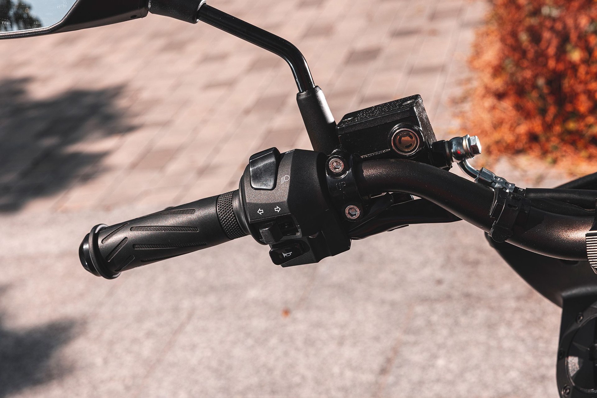 Visibilidad del puño de la Mitt Legrand 125cc, un diseño ergonómico para facilitar la conducción urbana.