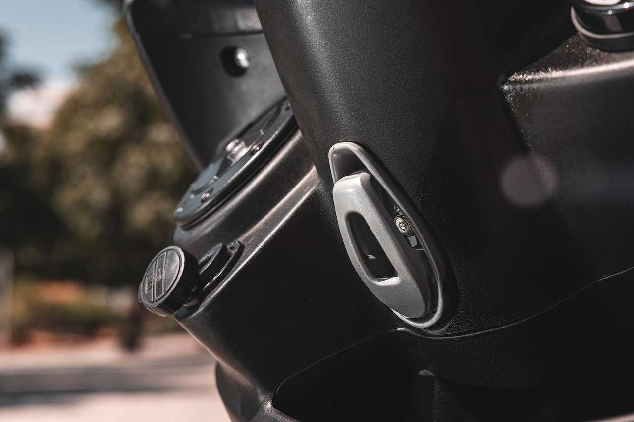Vista del detalle del sistema de arranque de la motocicleta. Ideal para la ciudad.