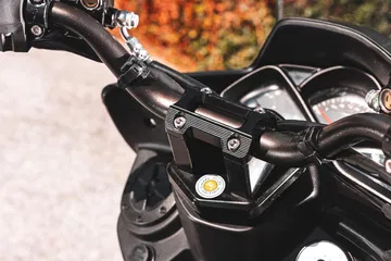 Manillar de la Mitt Legrand 125cc, ofrece ergonomía y estilo en el uso urbano.