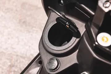 Espacio de almacenamiento con tapa en el panel del scooter. Ideal para tener fácil acceso a objetos pequeños.