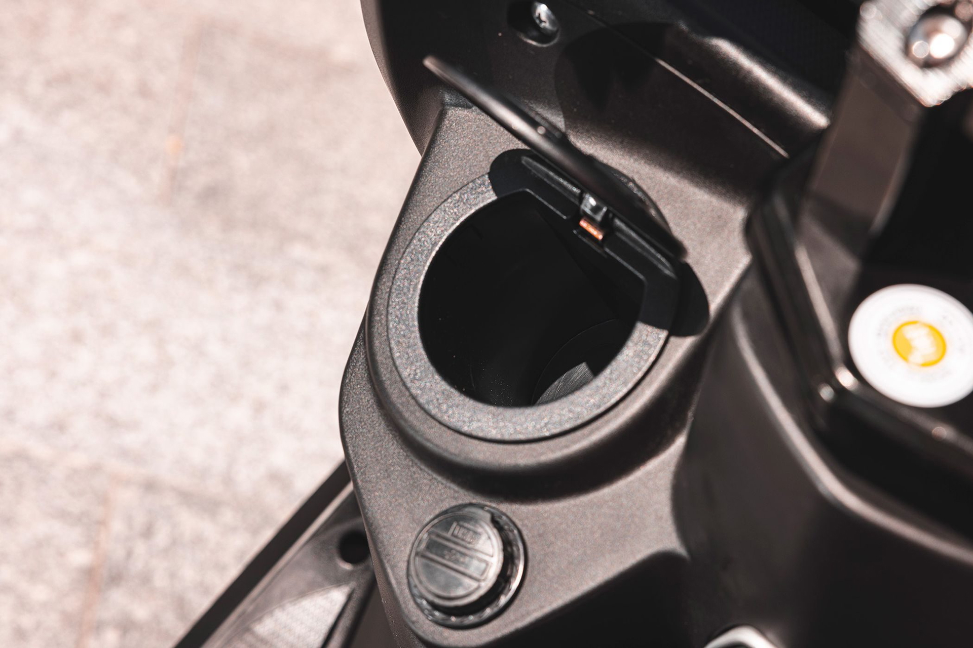 Espacio de almacenamiento con tapa en el panel del scooter. Ideal para tener fácil acceso a objetos pequeños.