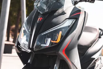 Destaca su diseño moderno y elegante, ideal para la ciudad.