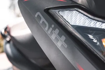 Detalle del diseño trasero del Mitt Legrand 125cc con un acabado moderno.