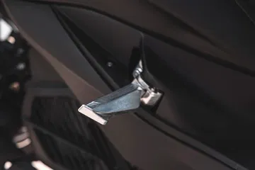 Detalle del mecanismo de apertura del maletero, práctico para el día a día.