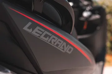 Este scooter destaca por su diseño moderno y su refrigeración líquida, ideal para calles urbanas.