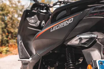 Vista cercana del Legrand 125, destaca su diseño urbano y elegante.