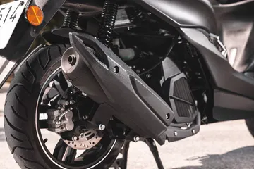 Vista del escape y parte trasera de la moto, ideal para la ciudad.