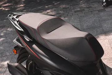 El asiento del Mitt Legrand 125cc muestra un diseño cómodo y ergonómico, ideal para la ciudad.