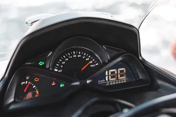 Detalle del cuentarrevoluciones y velocímetro de la moto.
