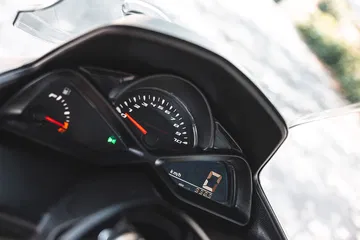 Panel de instrumentos que muestra las revoluciones y velocidad del modelo. Ideal para la ciudad.