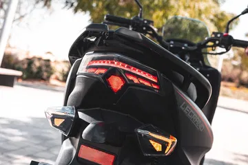 Vista detallada de la parte trasera de la moto, con diseño moderno y luces LED.